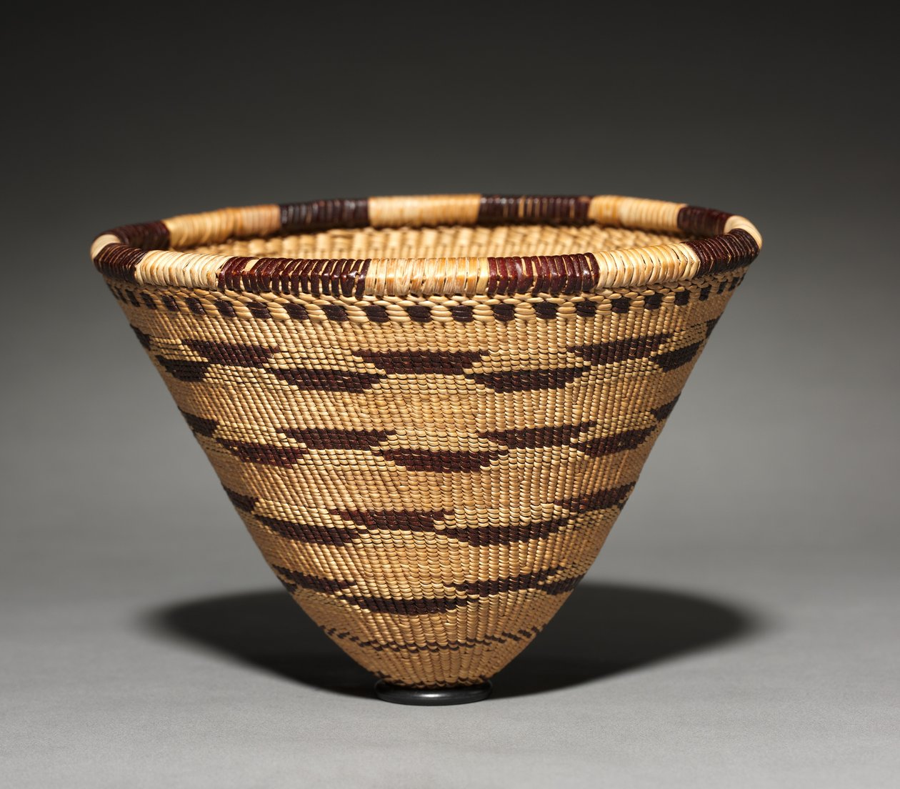 Burden Basket Model, 1900. af Mary Benson.
