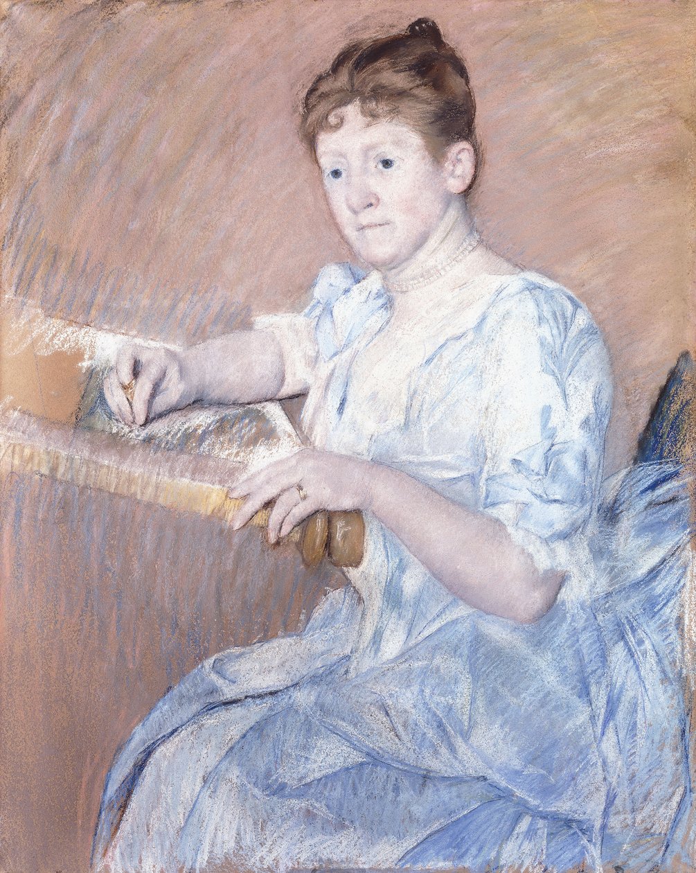 Fru Alexander J. Cassat i en blå aftenkjole siddende ved en billedtæpperamme, af Mary Cassatt