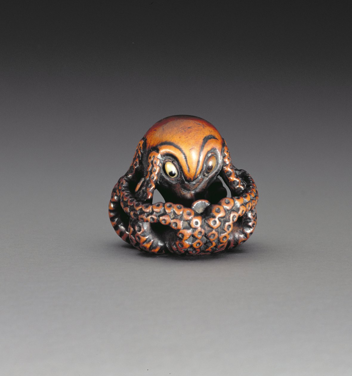 Netsuke forestillende en blæksprutte, ca. 1760-70 (træ & indlagt horn) (for bagside se 193822) af Masanao