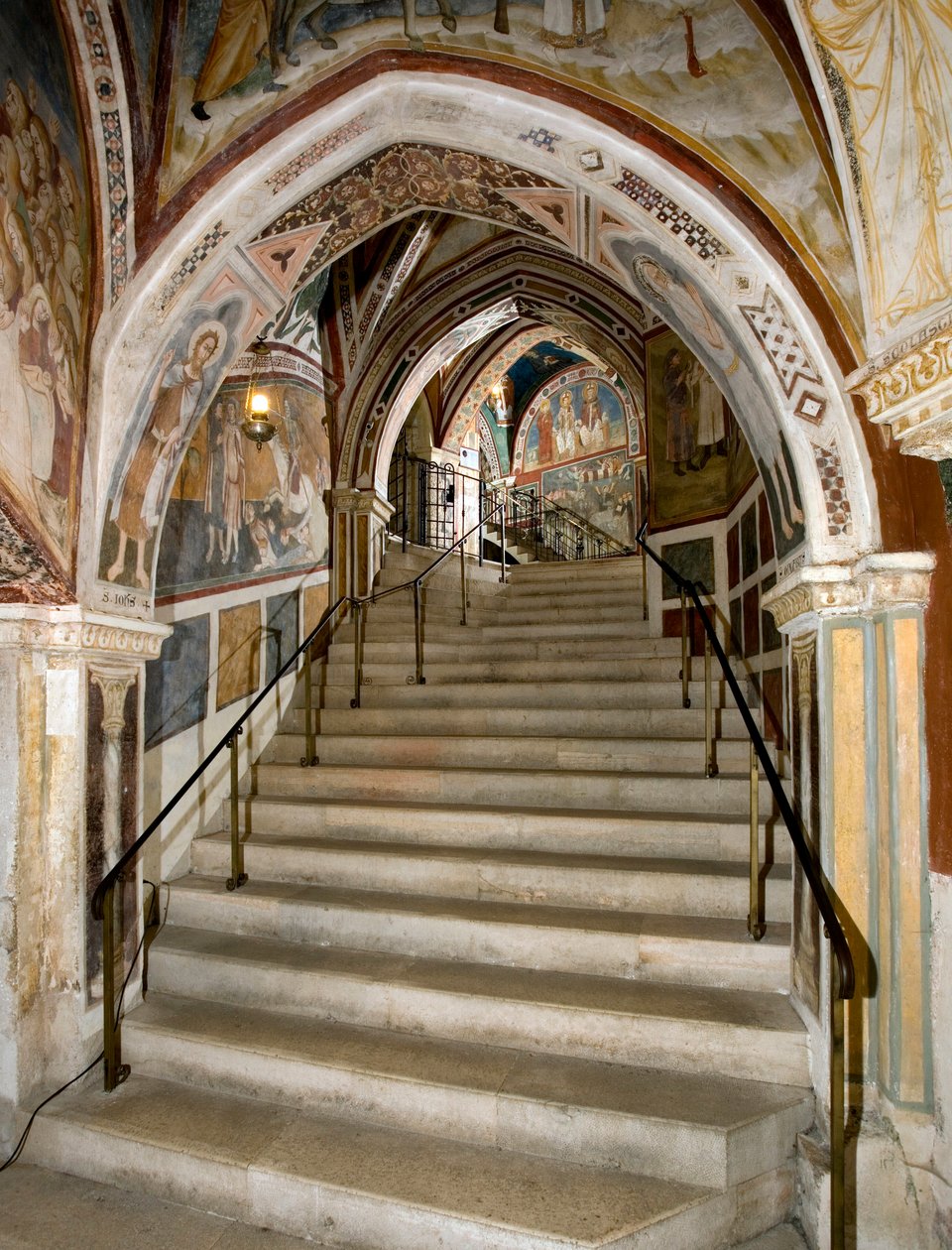 Udsigt over den hellige trappe bygget på ordre fra Abbe John V (Giovanni V) (1060-1121) og dekoreret med fresker af mesteren af Sacro Speco og hans følge. 14. århundrede. Klosteret Saint Benedetto (Sacro Speco), Subiaco (Rom), Italien af Master Trecentesco of Sacro Speco School