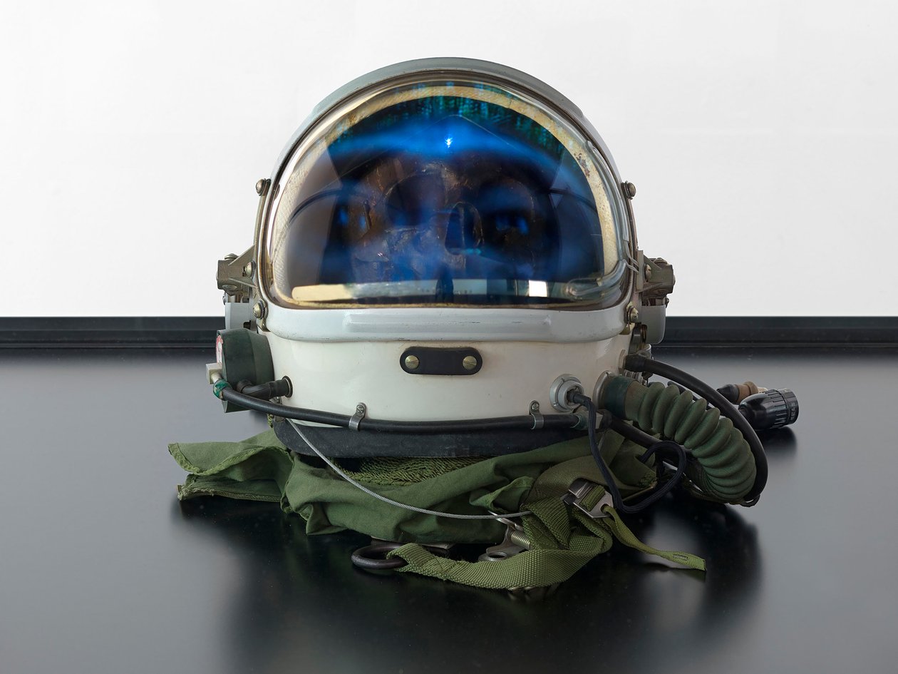 Alpha Omega, 2016 (Glas, LCD-skærm, medieafspiller, replika-kranie, rumhjelm, træ) af Mat Collishaw