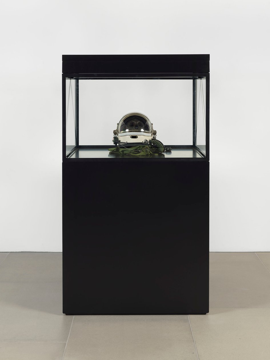 Alpha Omega, 2016 (Glas, LCD-skærm, medieafspiller, replika-kranie, rumhjelm, træ) af Mat Collishaw