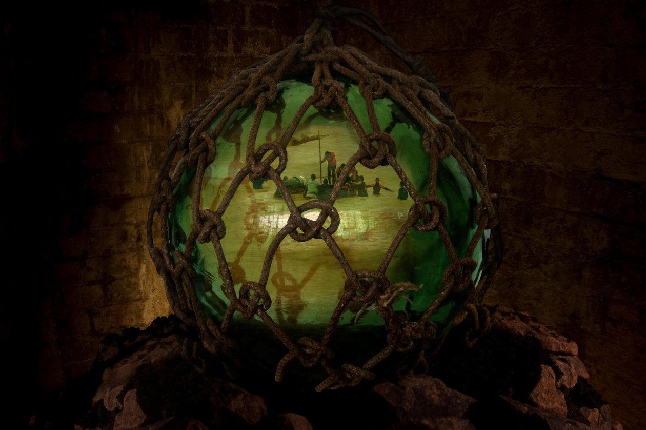 Asylum, 2001 (Glas, reb, vand, sten, dvd og videoprojektion) af Mat Collishaw