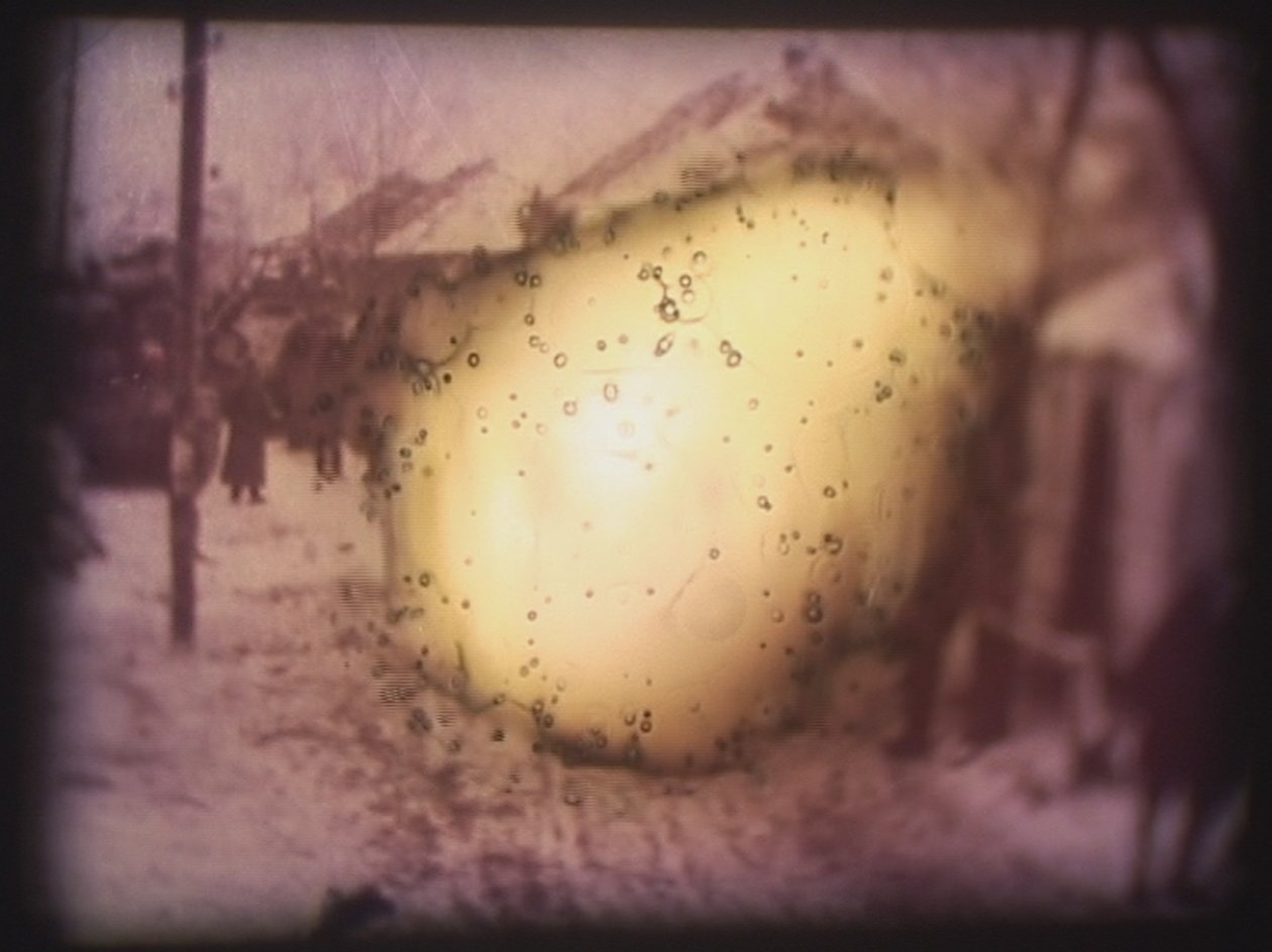 Barbarossa, 2002 (videoprojektor og simuleret diasprojektor) af Mat Collishaw
