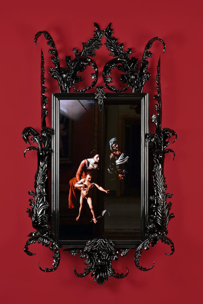 Black Mirror, Leo Minor, 2014 (sort Murano-glas, overvågningsspejl, stål, træ, lak, LCD-skærm og harddisk) af Mat Collishaw