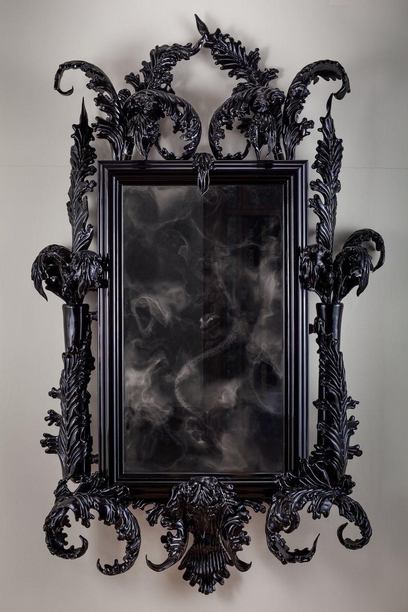 East of Eden, 2013 (sort Muranoglas, overvågningsspejl, stål, træ, lak, LCD-skærm og harddisk) af Mat Collishaw