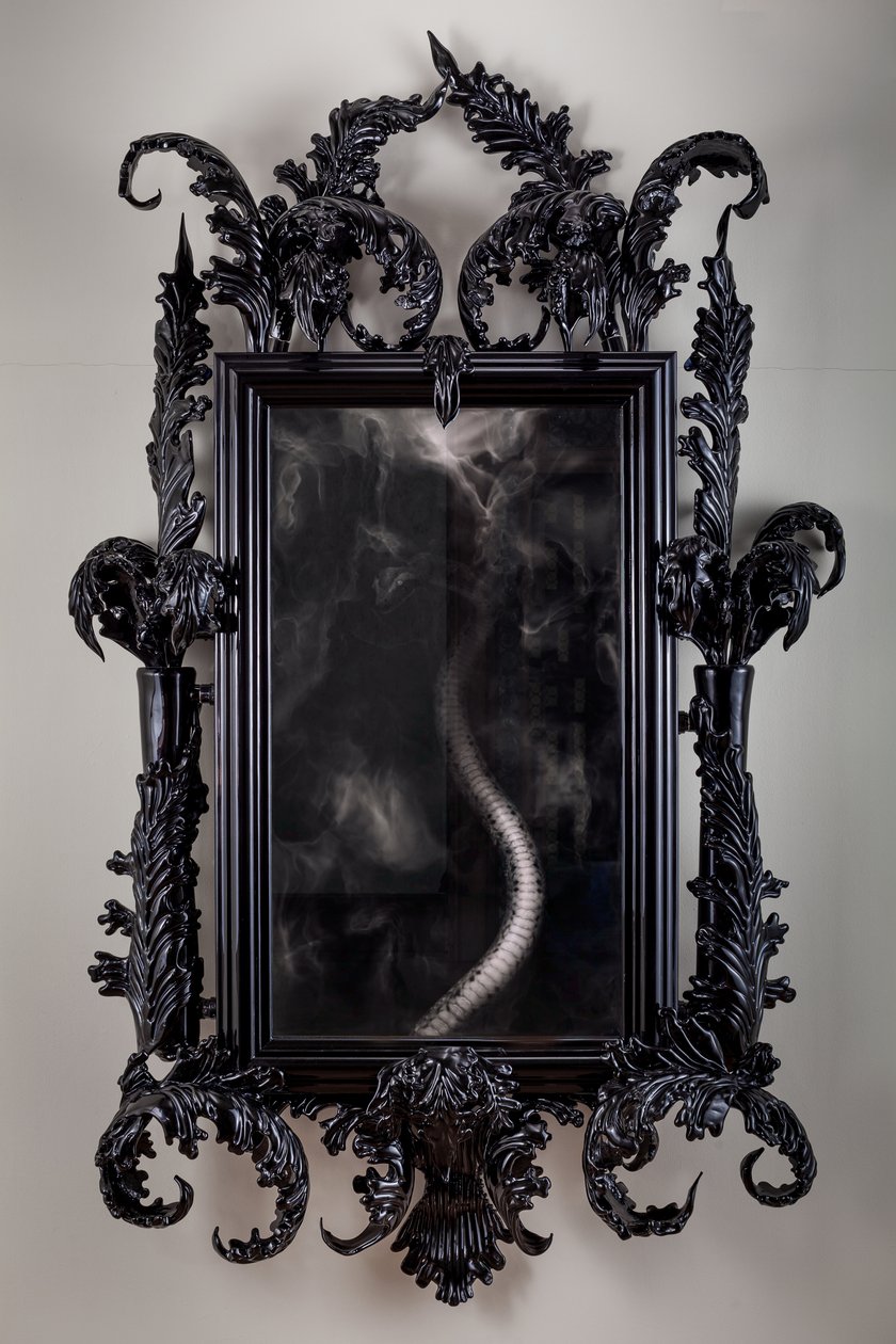 East of Eden, 2013 (sort Muranoglas, overvågningsspejl, stål, træ, lak, LCD-skærm og harddisk) af Mat Collishaw