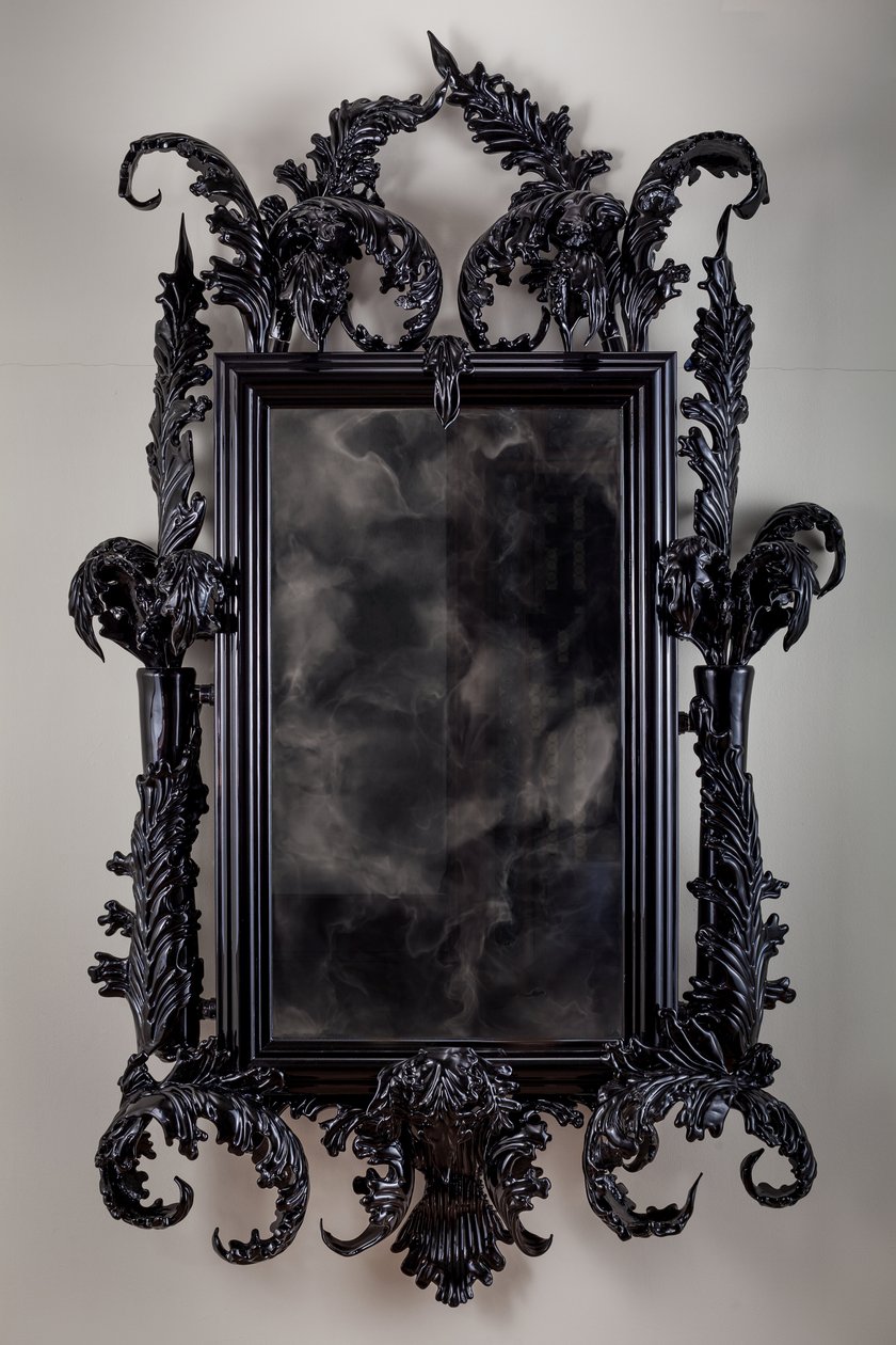 East of Eden, 2013 (sort Muranoglas, overvågningsspejl, stål, træ, lak, LCD-skærm og harddisk) af Mat Collishaw