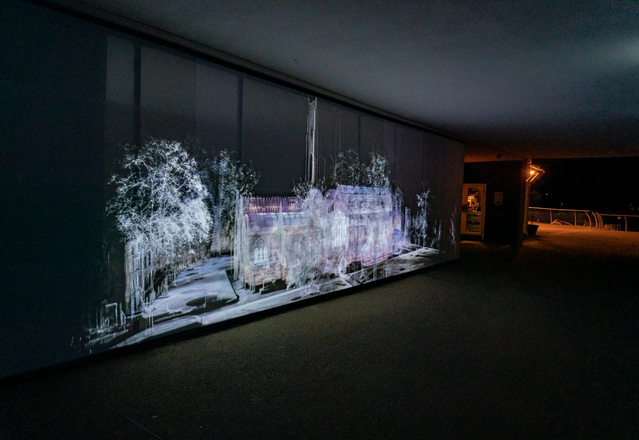 Echolocation, 2021 (3-kanals videoprojektion på polypropylen-net) af Mat Collishaw
