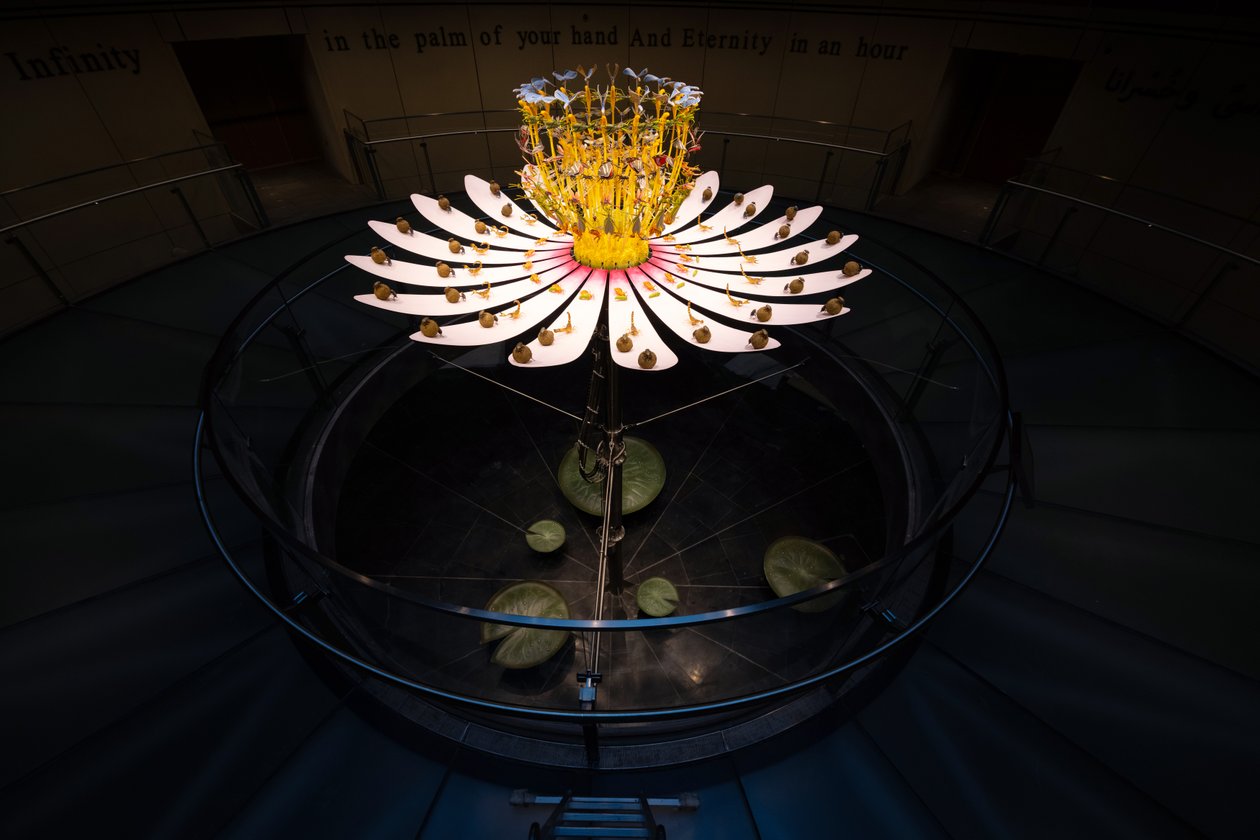 Equinox, 2021 (Akryl, Elektriske kredsløb, Hydraulik, Lak, Motor, Maling, Genbrugsharpiks, Stål) af Mat Collishaw