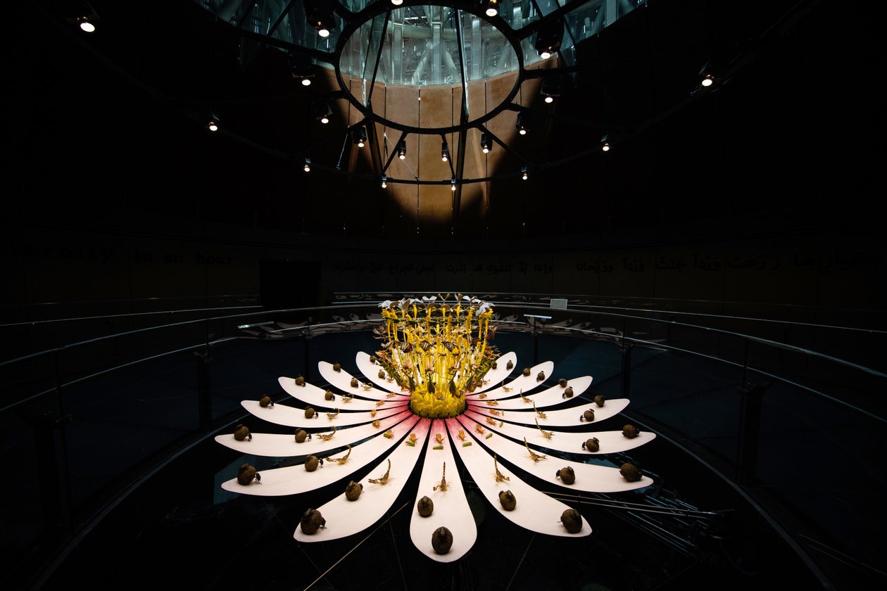Equinox, 2021 (Akryl, Elektriske kredsløb, Hydraulik, Lak, Motor, Maling, Genbrugsharpiks, Stål) af Mat Collishaw