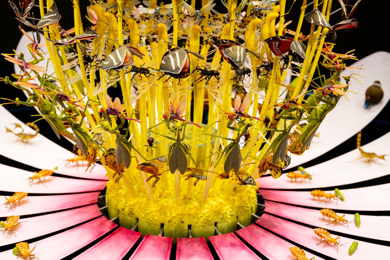 Equinox, 2021 (Akryl, Elektriske kredsløb, Hydraulik, Lak, Motor, Maling, Genbrugsharpiks, Stål) af Mat Collishaw