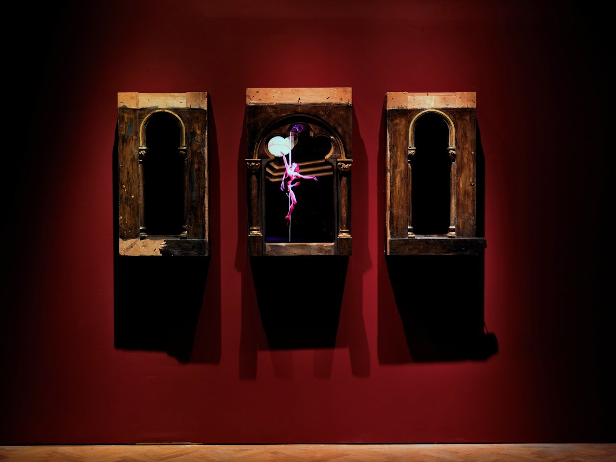 For Your Eyes Only, 2010 (Træ, stål, overvågningsspejl, LCD-skærme, harddisk) af Mat Collishaw
