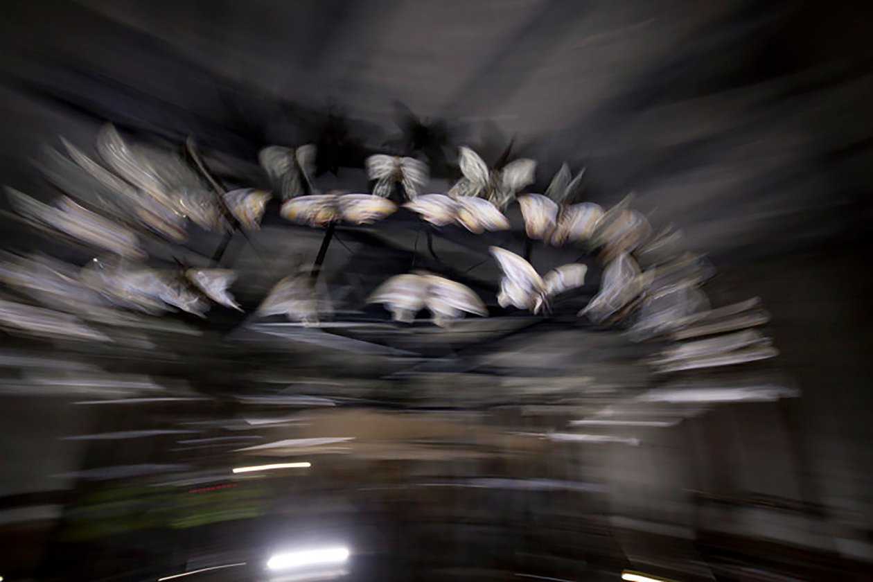 Magic Lantern, 2010 (Stålramme, perforeret aluminiumsplade, ekspanderet harpiks, LED-lys, motor) af Mat Collishaw