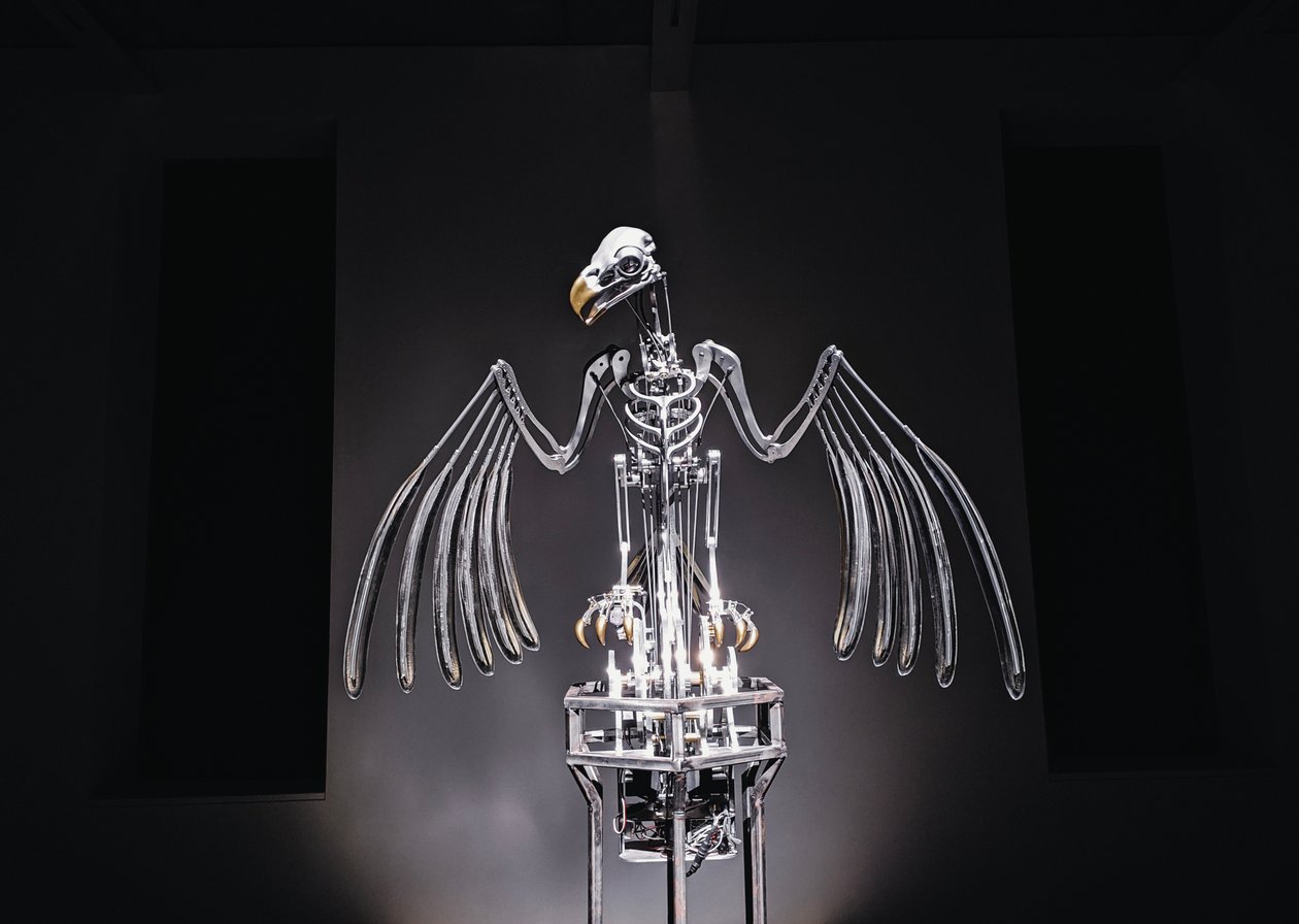The Nerve Rack, 2019 (Acetal, Akryl, Aluminium, Messing, Elektriske kredsløb, Maling, PVC, Harpiks, Servomotorer, Stål) af Mat Collishaw