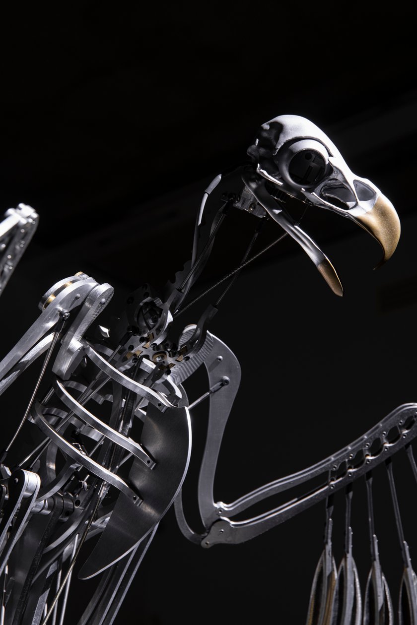 The Nerve Rack, 2019 (Acetal, Akryl, Aluminium, Messing, Elektriske kredsløb, Maling, PVC, Harpiks, Servomotorer, Stål) af Mat Collishaw