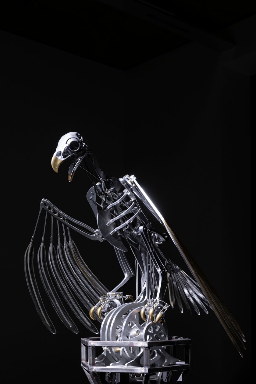The Nerve Rack, 2019 (Acetal, Akryl, Aluminium, Messing, Elektriske kredsløb, Maling, PVC, Harpiks, Servomotorer, Stål) af Mat Collishaw