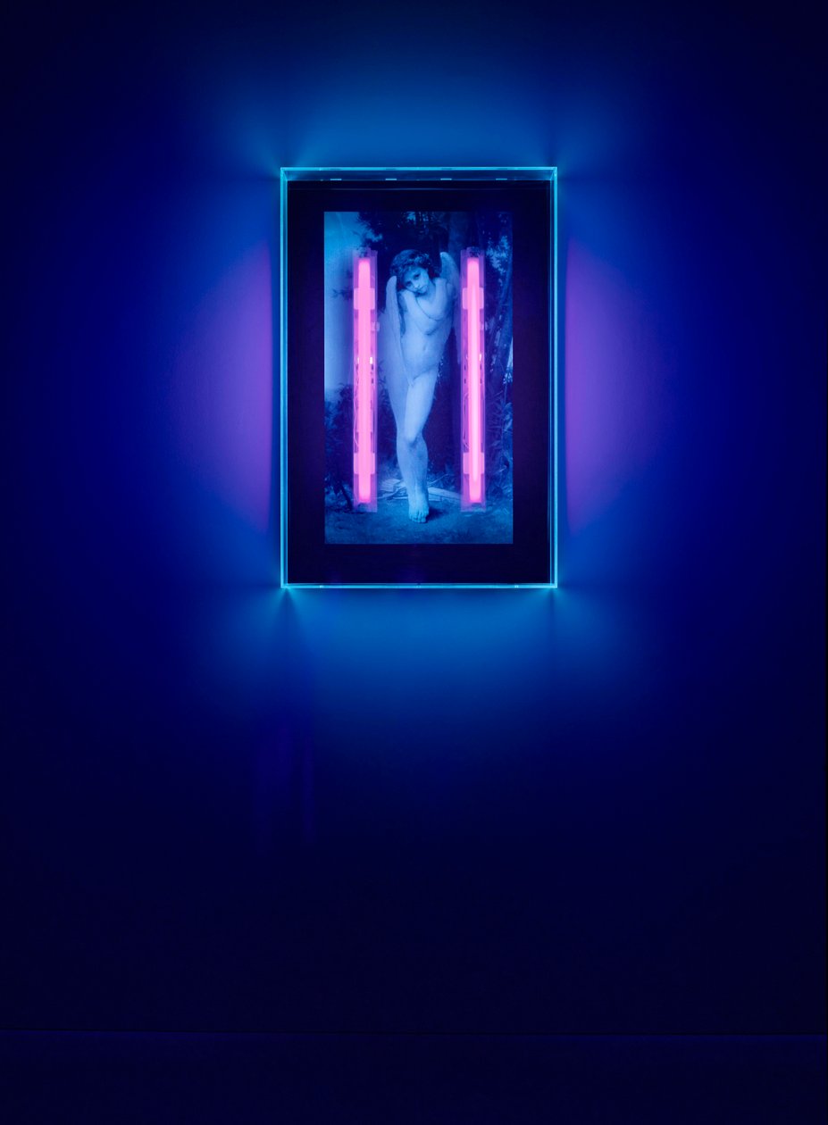 Ultraviolet Angel, 2008 (Ultraviolet blæk på plexiglasboks, 2 ultraviolette neonlys) af Mat Collishaw