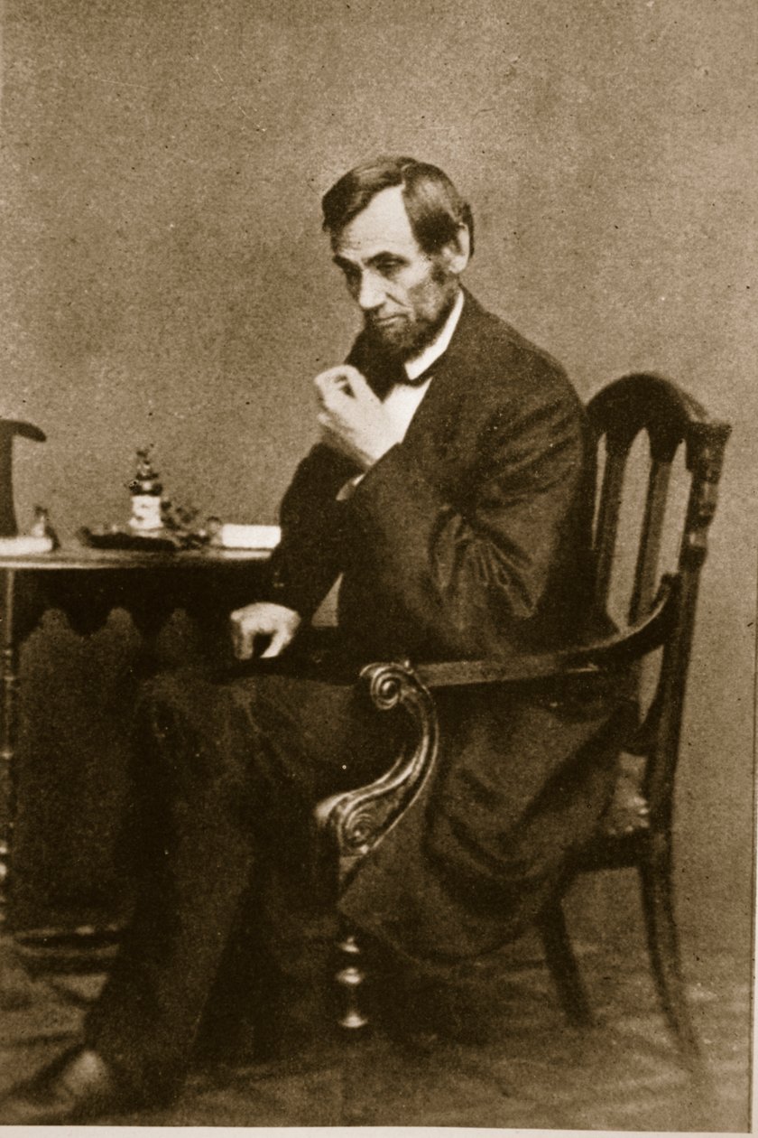 Abraham Lincoln sidder ved et skrivebord i Washington Gallery, maj 1861 af Mathew B. Brady