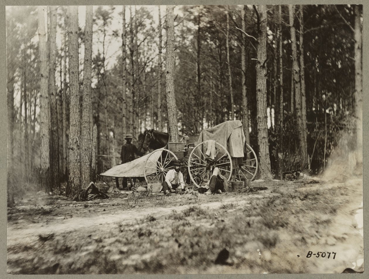 Bradys fotoudstyr foran Petersburg, Virginia 1864 af Mathew B. Brady