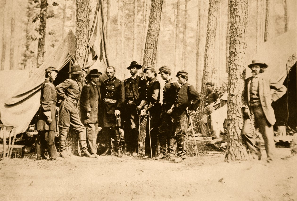 General Potter og stab med Mathew Brady lænet op ad et træ, 1861-65 (sepia foto) af Mathew B. Brady