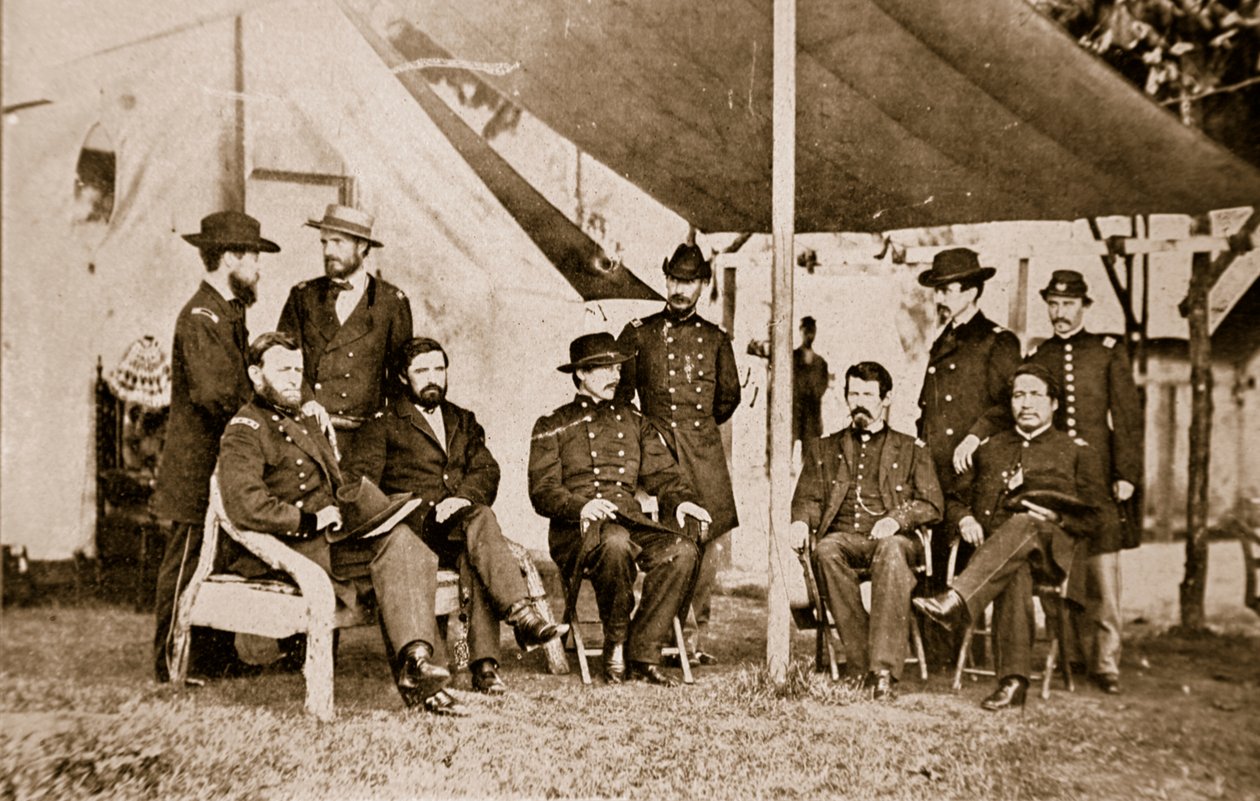 Generalerne Grant, Badeau, Rawlins, Comstock og Porter, og oberst Duff, F. D. Dent, Robinett og Parker, 1861-65 af Mathew B. Brady