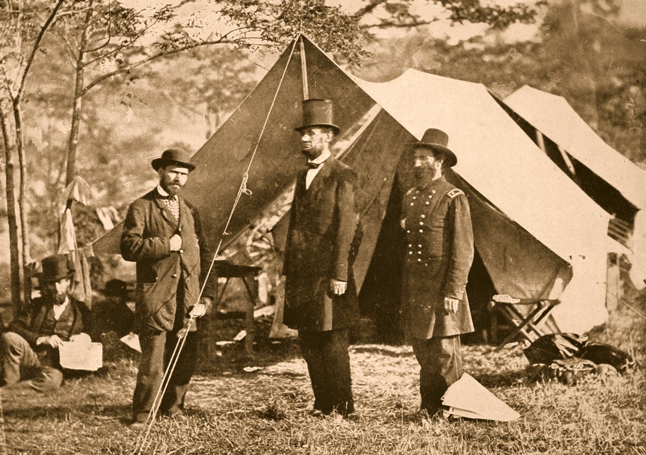 Portræt af Allan Pinkerton, præsident Lincoln og major J. A. McClernand, 1862 (sepiafoto) af Mathew B. Brady