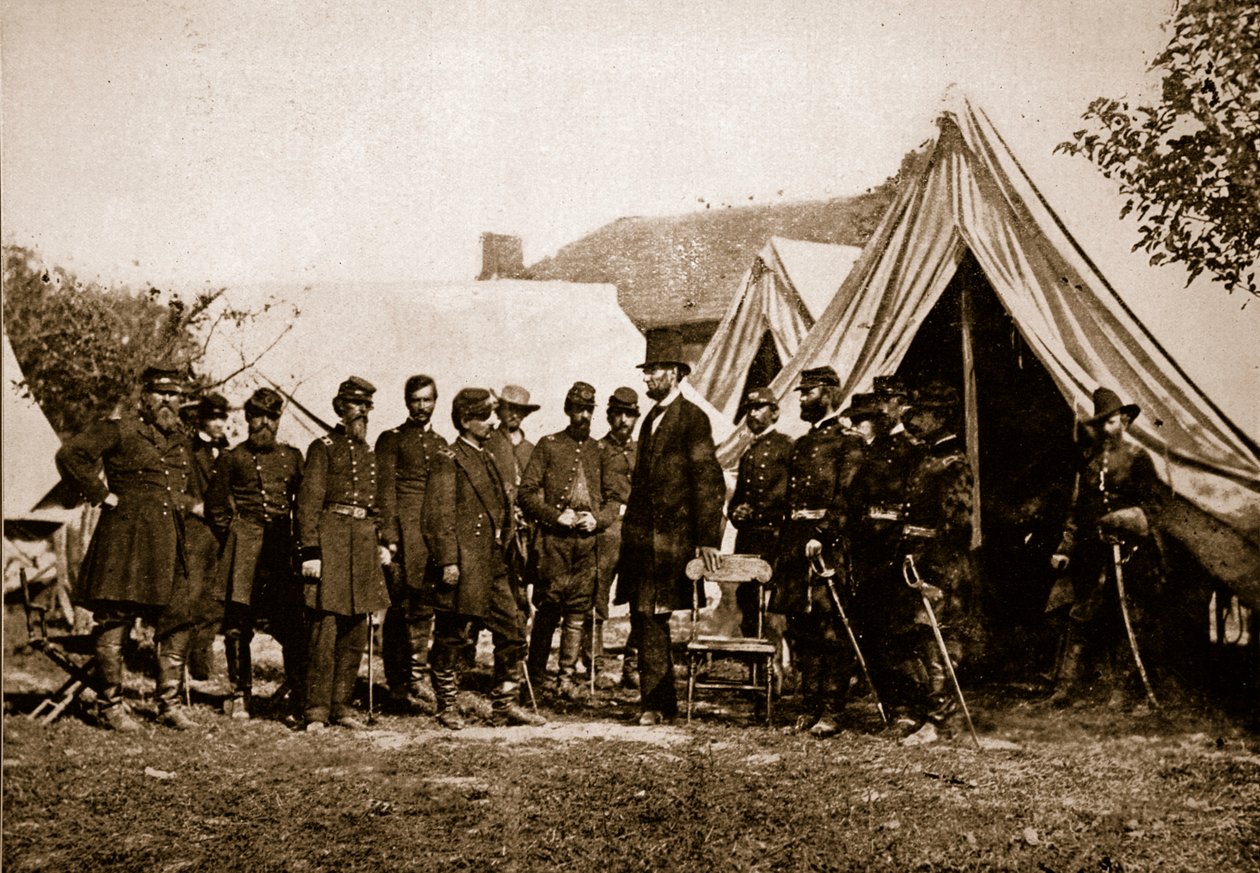 Præsident Lincoln besøger lejren ved Antietam, 4. oktober 1892 (sepiafoto) af Mathew B. Brady