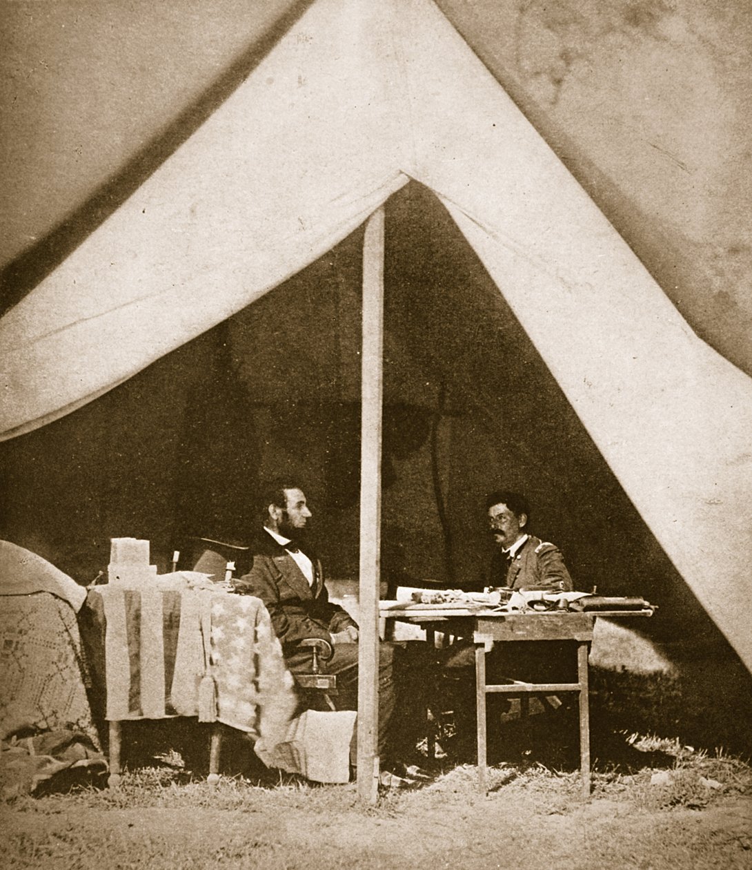 Præsident Lincoln og general MccLellan i MccLellans telt, Antietam, 4. oktober, 1862 af Mathew B. Brady