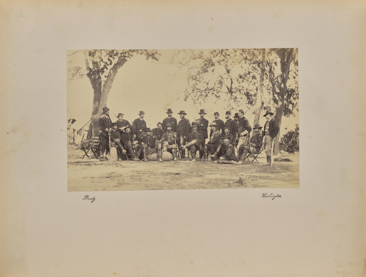 Burnside og personale af Mathew B. Brady