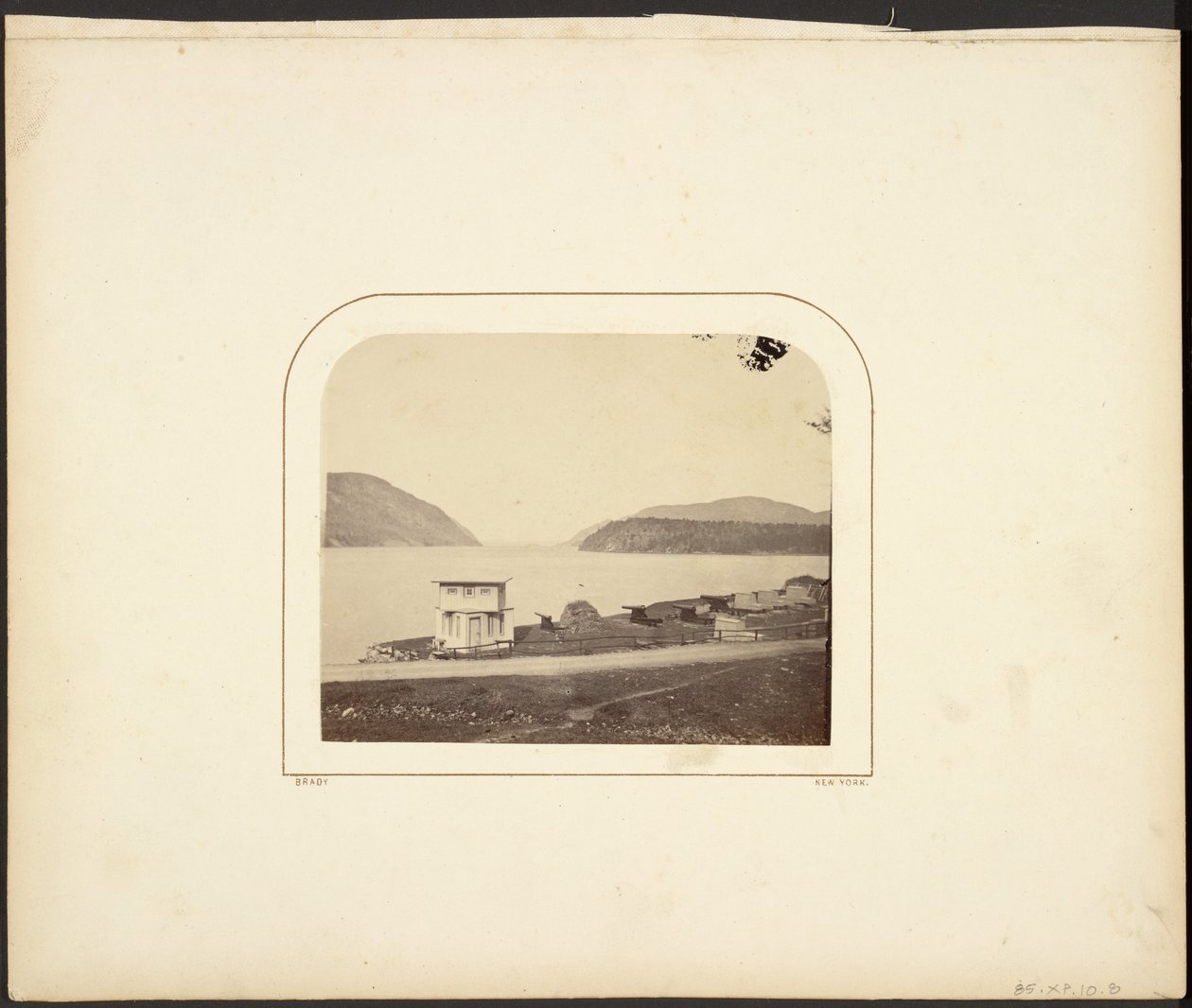 [Landskab med kanoner] af Mathew B. Brady