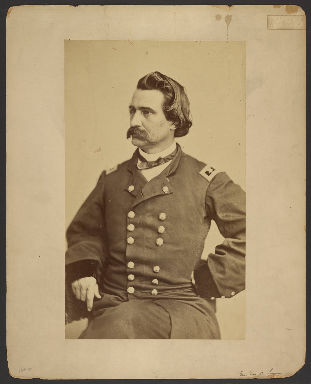 [Portræt af general John A. Logan] af Mathew B. Brady