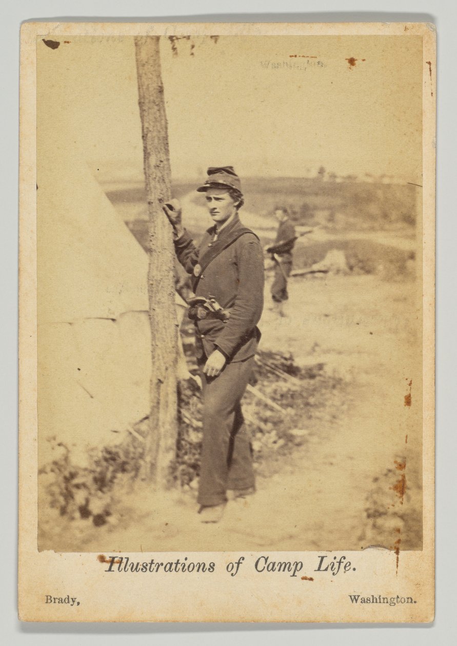 Stående soldat med pistol i bæltet af Mathew B. Brady