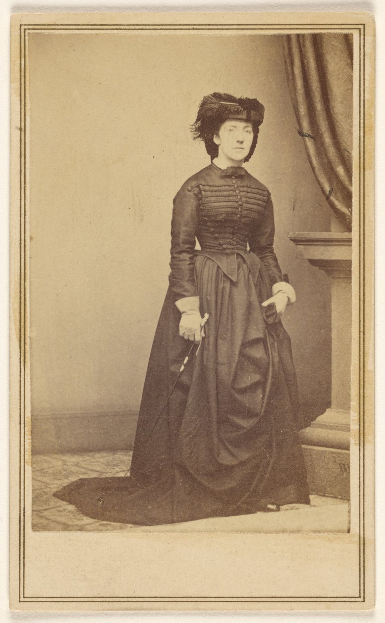 [Uidentificeret kvinde med hat og lang mørk kjole.] af Mathew B. Brady