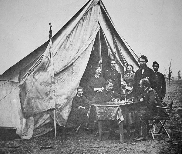 Oberst James P. McMahon med familie og venner spiller skak ved 164. New Yorks infanteriregiments hovedkvarter (s/h foto) af Mathew Brady