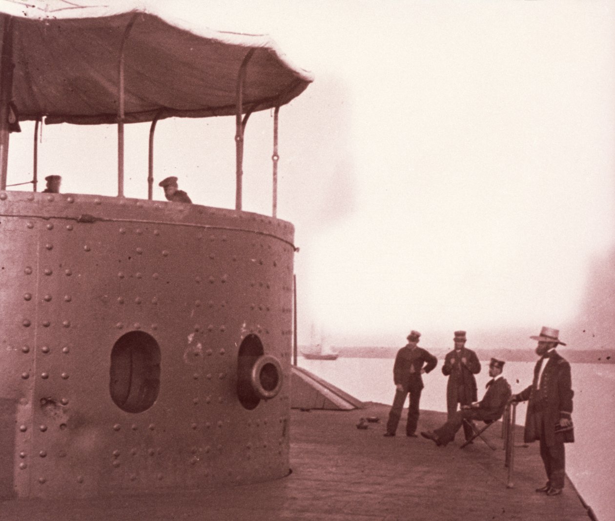Besætning på dækket af USS Monitor, ca. 1862 (sepia print) af Mathew Brady