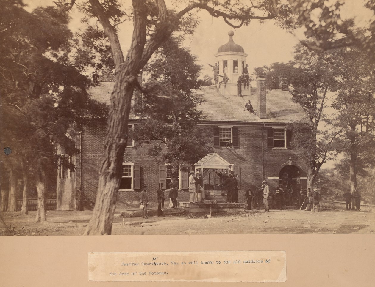 Fairfax Court House, Virginia, med unionssoldater foran og på taget af Mathew Brady