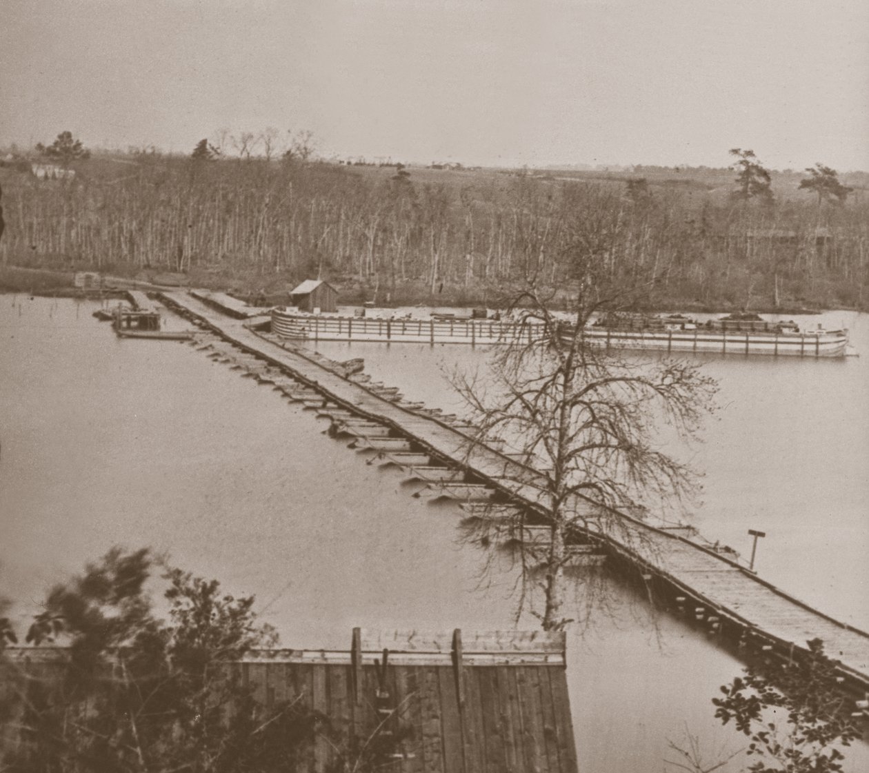 Føderal pontonbro over Appomattox (s/h foto) af Mathew Brady