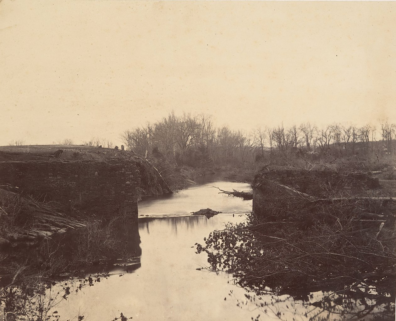 Ruinerne af Stone Bridge - Bull Run, 1862. af Mathew Brady