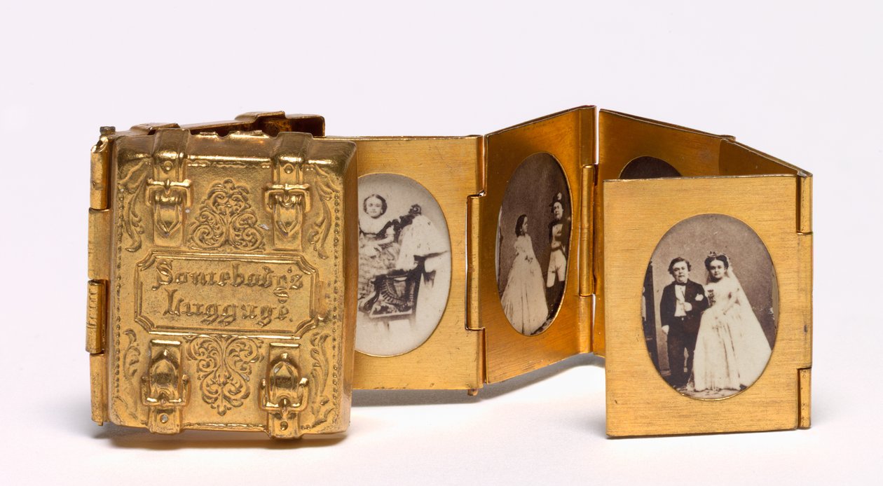 Somebodys Luggage Miniature Bryllupsalbum af Tom Thumb og Lavinia Warren, ca. 1863. af Mathew B. Brady