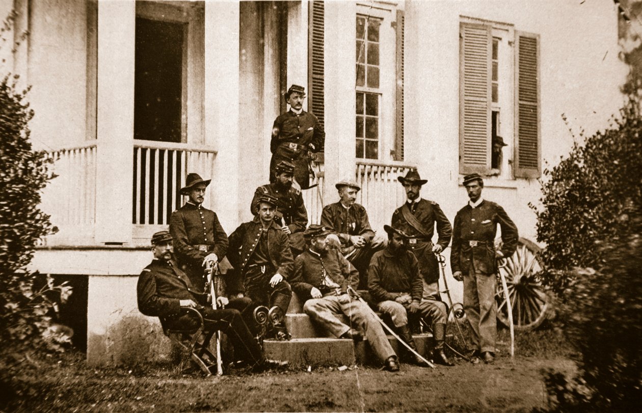 164th New York Volunteers ved general McMahons hovedkvarter, 1861-65 (sepia-foto) af Mathew B. Brady
