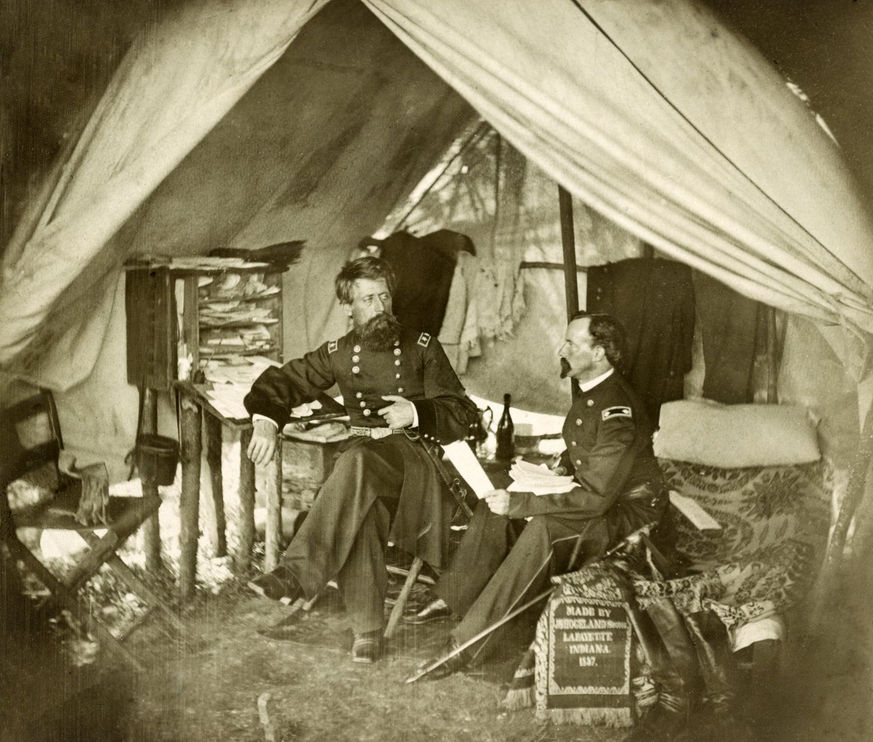 General Jefferson C. Davis & officer siddende i et telt, pub.1861 (foto) af Mathew and studio Brady