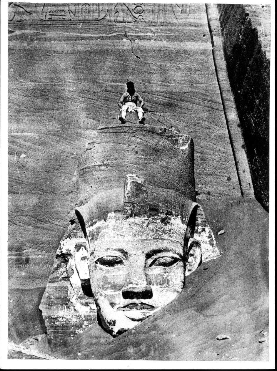 Ægypter siddende på en kolossal figur af kongen, fra Ramses II