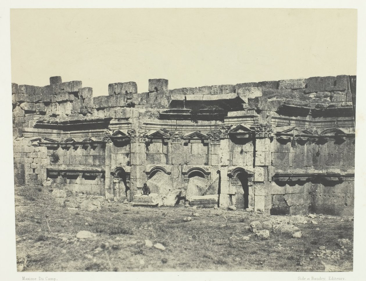 Baalbeck, Interior of the Enclosure of the Temples of the Sun and Jupiter, Syrien, 184951, trykt 1852. af Maxime Du Camp