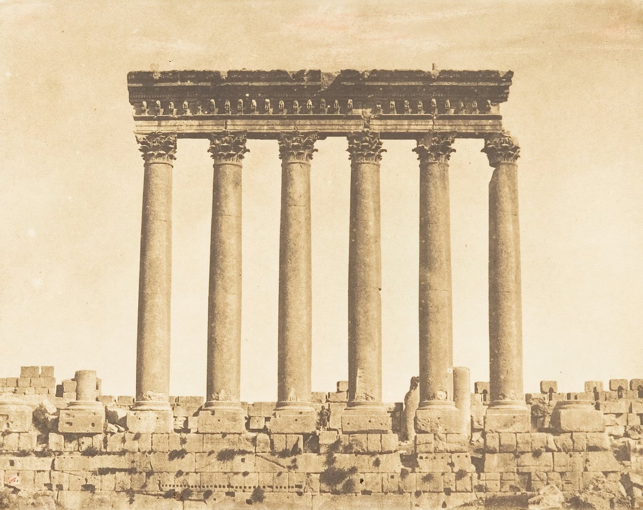 Søjlegang af Solens Tempel, ved Baâlbek Heliopolis, 15. september 1850. af Maxime Du Camp