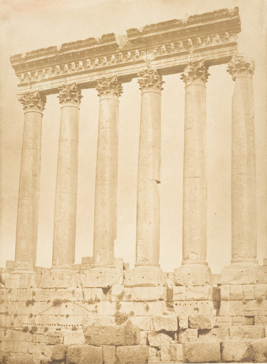 Søjlegang af Solens Tempel, ved Baâlbek Heliopolis, september 1850. af Maxime Du Camp