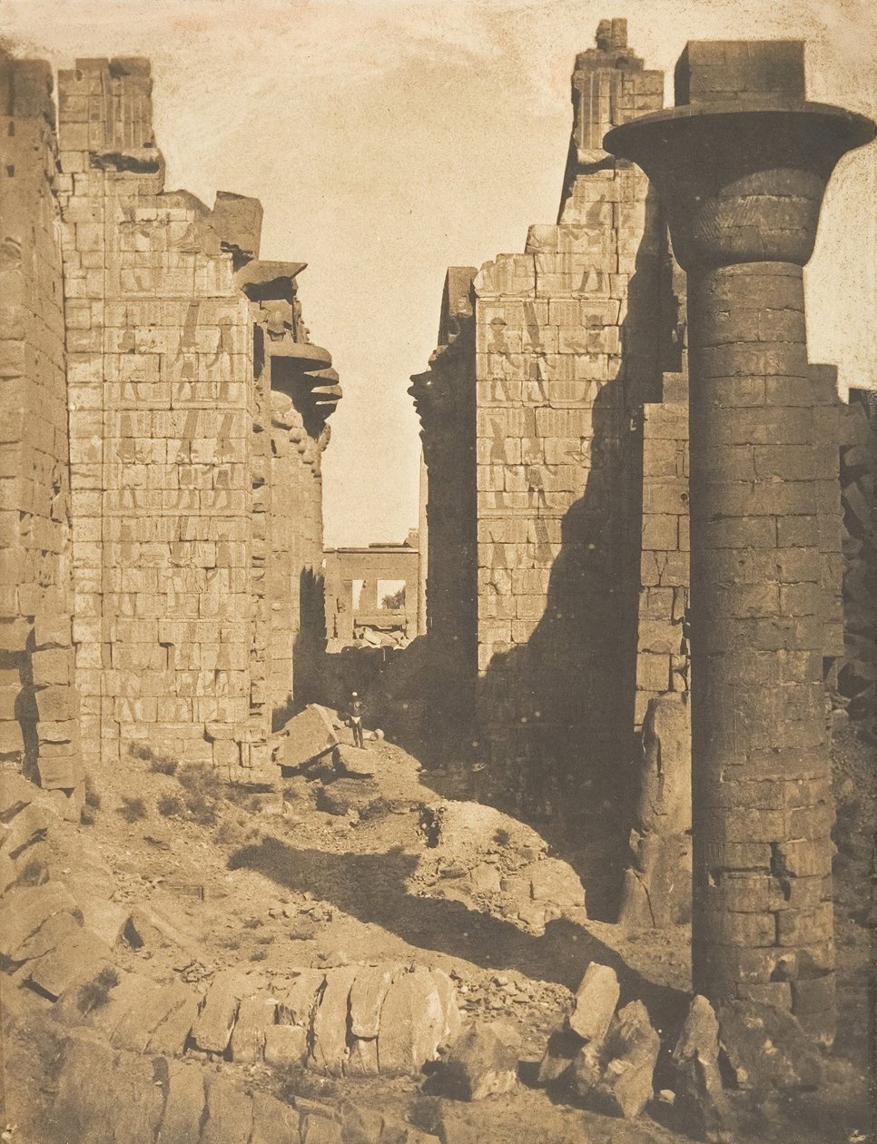 Bubastitternes domstol og indgang til Hypostyle Hallen i Karnac Palace, Theben, 1849-50. af Maxime Du Camp