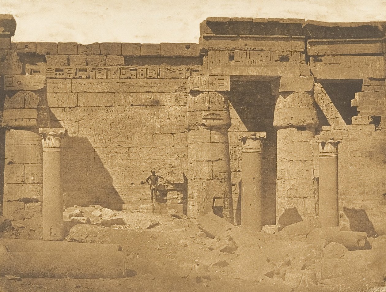 Gården til Rhamses-Meiamoun-paladset, i Medinet-habou Theben, resterne af en koptisk kirke, 1849-50. af Maxime Du Camp