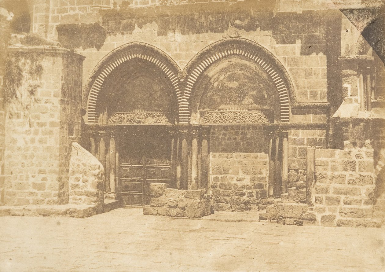Facaden af ​​Den Hellige Gravs Kirke, Jerusalem nr. 1, 19. august 1850. af Maxime Du Camp