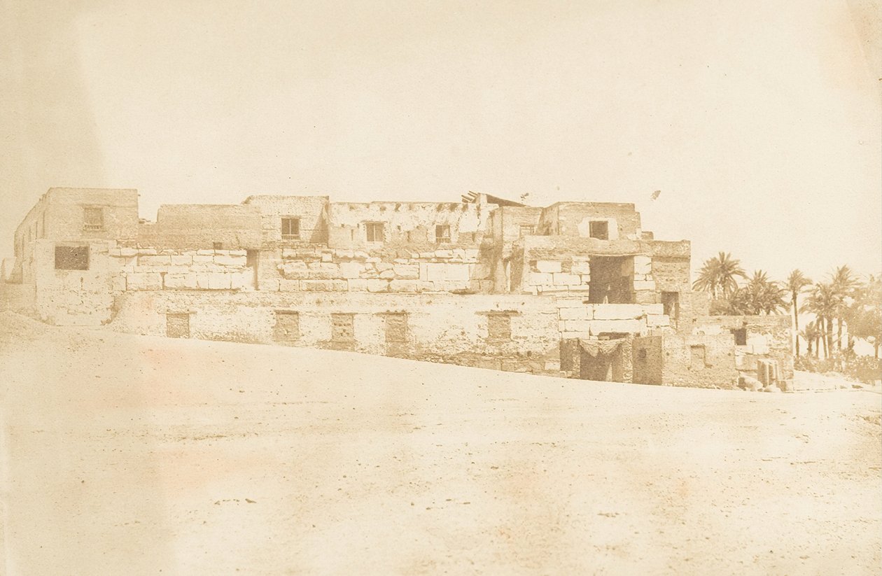 Bolig for besætningen på Luxor-spandrel, bygget på paladsets terrasse, 1849-50. af Maxime Du Camp
